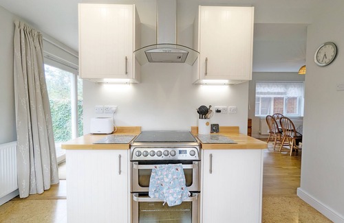 Emsworth House | Birch Tree - a family house that sleeps 6 guests in 3 bedrooms