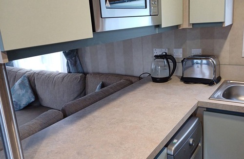 Hamworthy House | Bird of Paradise - Lovely modern dog friendly caravan at Rockley Park, Poole