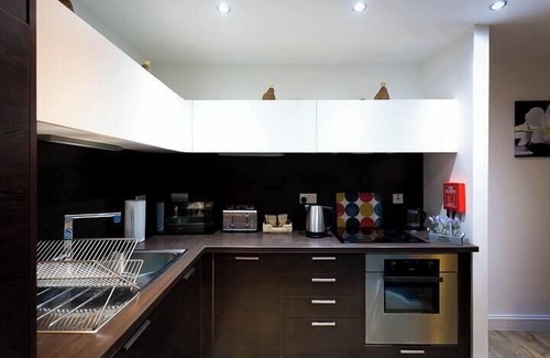Gay Village Apartment | Birmingham City Centre-Chinatown-Business-Leisure