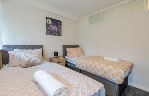 Edgbaston Apartment | BIRMINGHAM COPLOW, 3 bedrooms house, with 6 beds, 2x doubles beds, 3x singles beds and 1 sofa-bed,sleeps people