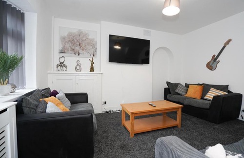 Edgbaston Apartment | BIRMINGHAM COPLOW, 3 bedrooms house, with 6 beds, 2x doubles beds, 3x singles beds and 1 sofa-bed,sleeps people