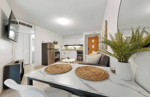 Downtown Honolulu Condo | Bishop Suites @ Executive Centre, #3903, Mountain View Suite w/Full Kitchen