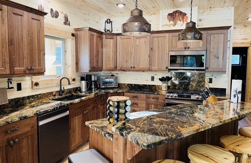 Island Park Cabin | Bison Meadows Lodge-10 min. to YNP+Hot tub+Wifi+AC