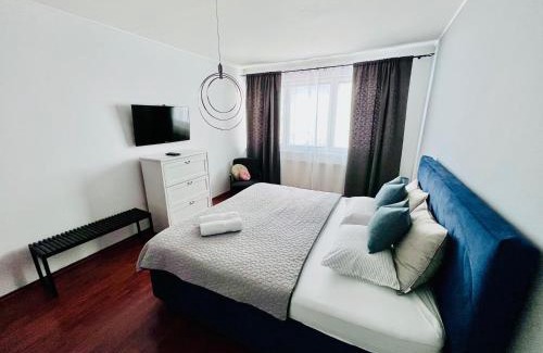Banska Bystrica Apartment | BL Luxury Apartment, 24hr Self Check-in, Free Private Garage Parking, Panoramic Views from Balcony, 5 minute walk to City Center