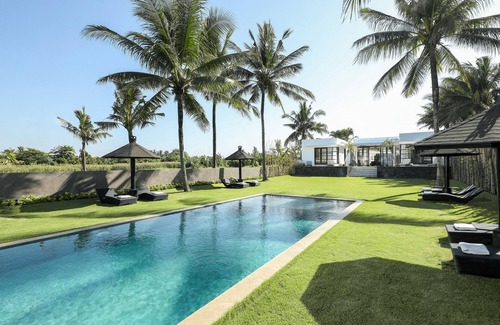 Kerambitan Villa | Black Beach Villa - Absolute Beachfront