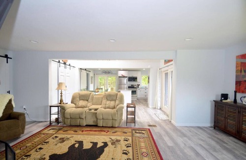 Berkeley Springs Cabin | Black Bear Cabin - Fire pit - grill- view- pets-fireplace-king bed-wifi-gameroom