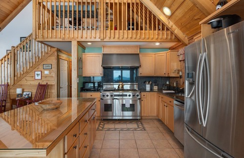 Old Fort Cabin | Black Bear Summit | Mountain Views & Hot Tub - 3 BR