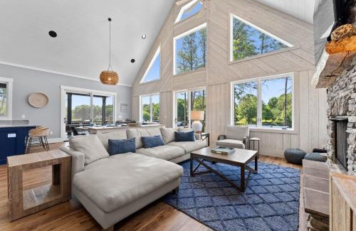Lake Norman of Catawba House | Black Bear Blue Heron by AvantStay 2 Lakefront Homes Sleeps 43 Pool Dock Theater