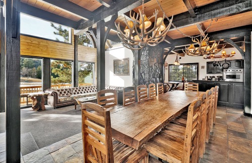 Upper Moonridge Cabin | Black Diamond Chalet Big Bear- Hot Tub- Games- Ski Lift Retreat