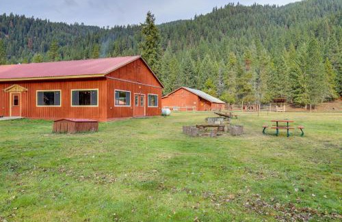 De Borgia Apartment | Black Diamond Guest Ranch Studio Hike and Fish