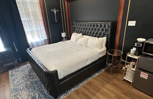 St. Charles Historic District Hotel | Black & Gold suite 202 -ADA Room