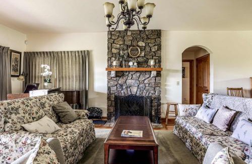 Black Mountain House | Black Mountain Overlook