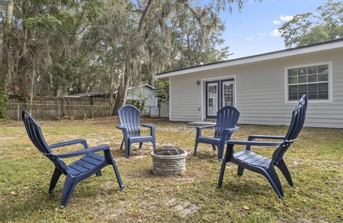 Gainesville House | Black Oaks Abode - minutes from UF, Shands & NF