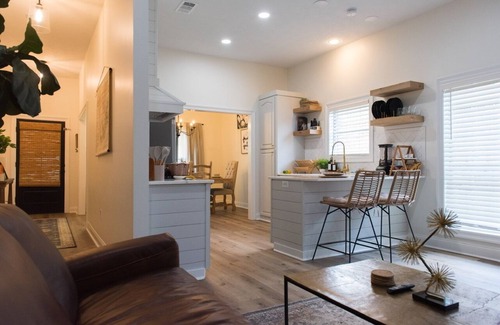 Pearl House | "Black Pearl: Luxury Home, Near Amenities, Sleeps 6"