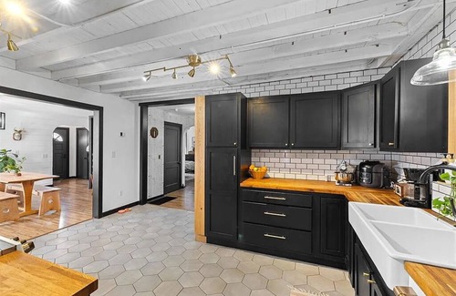Owensboro House | Black remodeled farmhouse minutes to downtown Owensboro