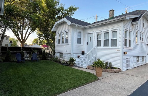 Milwaukee Cottage | Black sheep cottage!nCharming 2-bedroom cottage in peaceful West Allis
