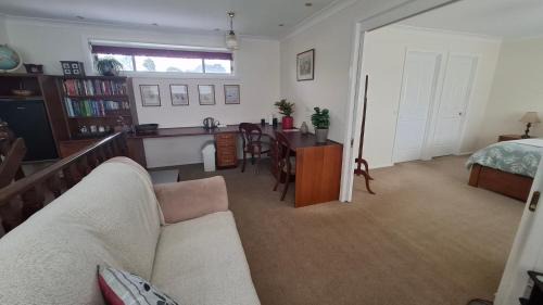 Forest Hill Bed & Breakfast | Blackburn Lake Bed and Breakfast