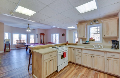 Blairsville House | Blairsville Mansion w/Hot Tub, Casino + Games!