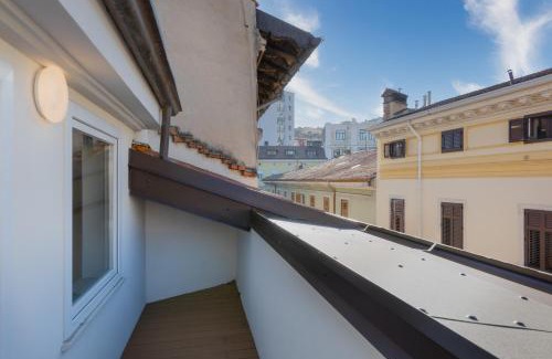Barriera Vecchia-San Giacomo Apartment | Blake, attico centrale con parcheggio a Trieste