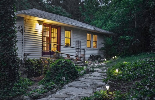 Asheville Cottage | Blend City and Country at Lucky W Cottage