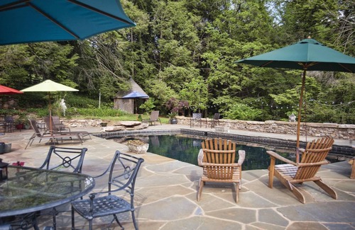 Asheville Cottage | Blend City and Country at Lucky W Cottage
