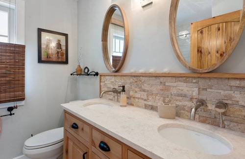 Oak Grove House | Blissful Getaway! Steps to shore, one level 2bd2ba