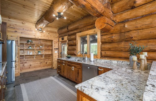 Blairsville Cabin | Blissful Log Haven-Private dock on Lake Nottely-Movie Theatre & Game Rooms!