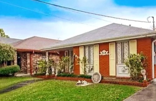 Saint Roch House | Blocks to Jazz Fest. 10 minutes to the Quarter. Parking and Yard!