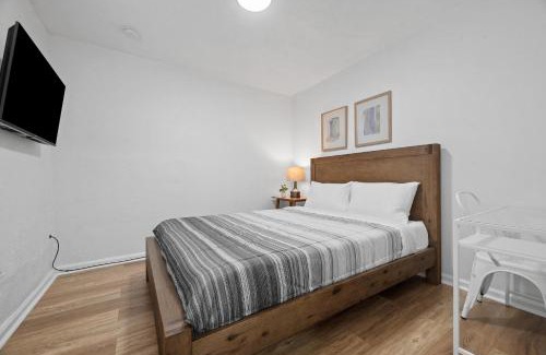 Pittsburgh House | Bloomfield Pittsburgh B Stylish and Cozy Private Bedroom, Shared Bathroom, with Free Parking
