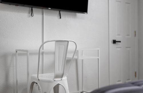 Pittsburgh House | Bloomfield Pittsburgh C Stylish and Cozy Private Bedroom, Shared Bathroom, with Free Parking