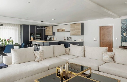 Holcombe House | Blooms House - Cookswood