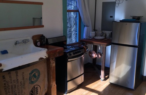 Water Valley Apartment | Blu-Buck Mercantile Hotel, Courtyard Room