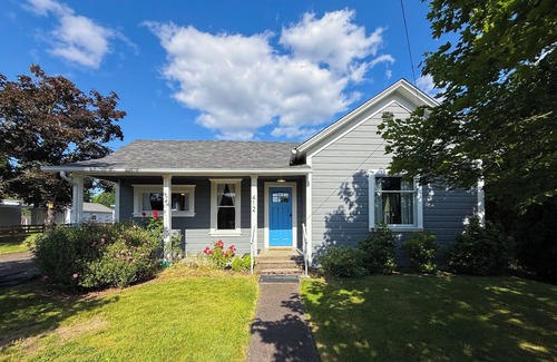 Carlton House | Blue Bird Cottage - a charming 2-bedroom house with WiFi, AC in adorable Carlton