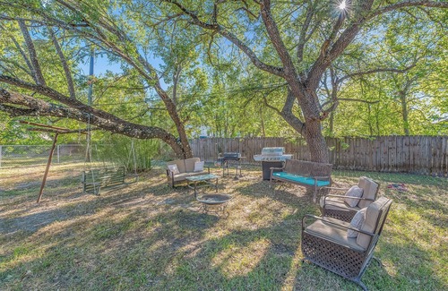 West Park House | Blue Bungalow ~ less than a mile from TAMU