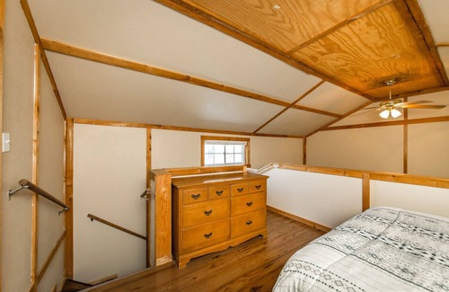 Edgemont Cabin | Blue Clouds Resort Rustic Charm