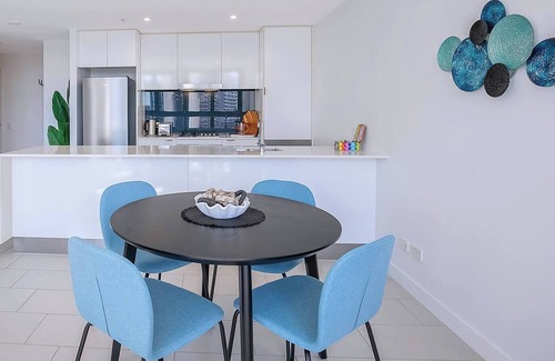 Fortitude Valley Apartment | Blue Crush Resort style Chic near CBD