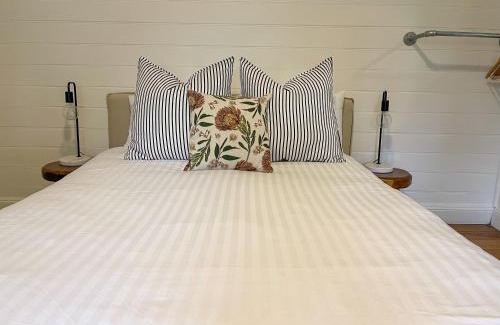 Tenterfield House | Blue Duck Cottage Village Comfort with Fireplace