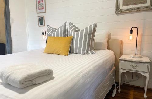 Tenterfield House | Blue Duck Cottage Village Comfort with Fireplace