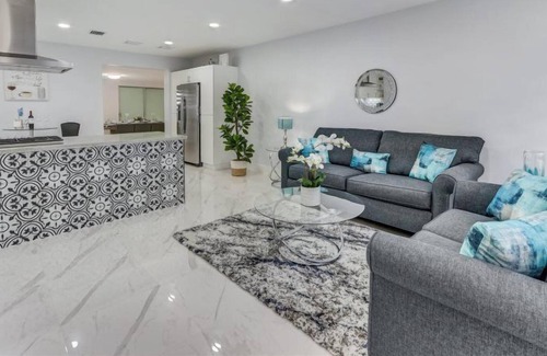 Hialeah House | Blue Haven - Hialeah | 5 Bdr., Priv. Pool, Near Airport!