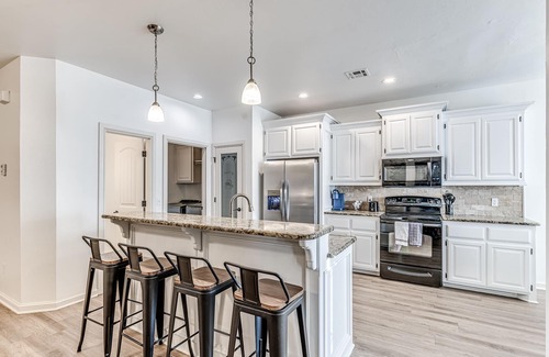 South Oklahoma City House | Blue Haven Home - Sleeps 12