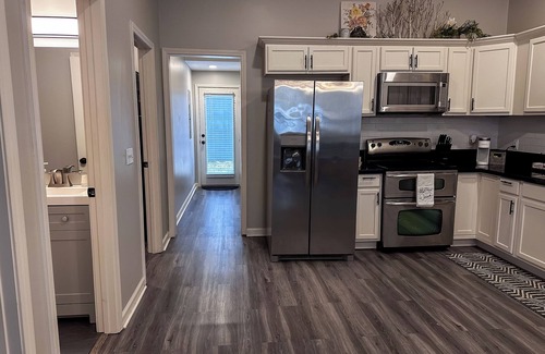 Blue Springs House | Blue House - Cozy 3 Bedroom, King Bed, Rotary Park