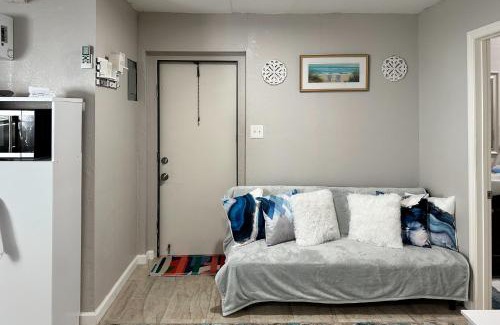 Bearss Plaza Hotel | Blue Lagoon - Unit B