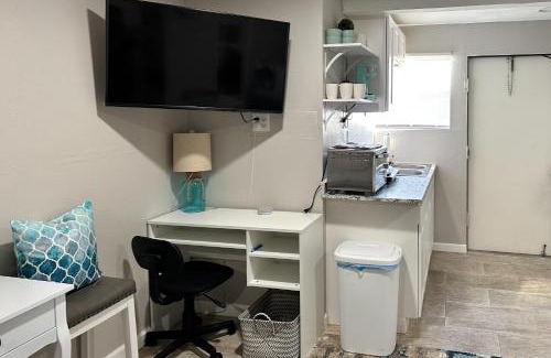 Bearss Plaza Hotel | Blue Lagoon - Unit B