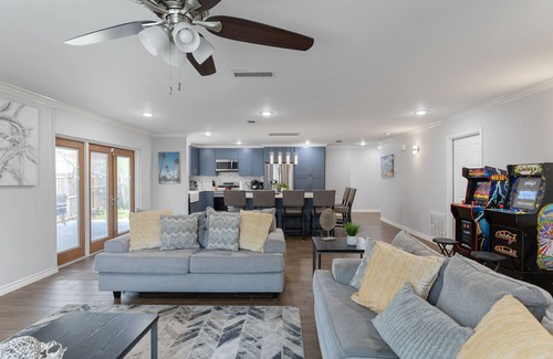 Irving Apartment | Blue Mirage! 5 Star Comfort-Pool Table Arcades