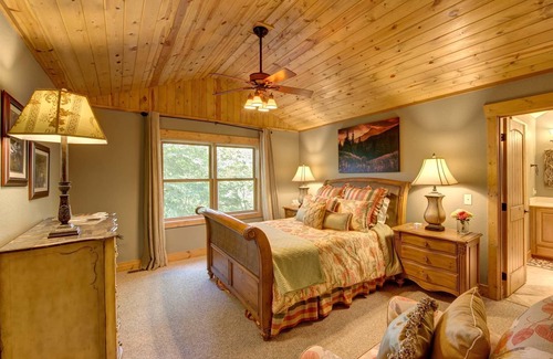 Glenville House | Blue Moon Lodge - 3D Home Theater, Gameroom, Gourmet Kitchen, Lake and Creek!