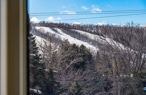 The Blue Mountains House | Blue Mountain Village Townhome 3 Bedroom w Shuttle