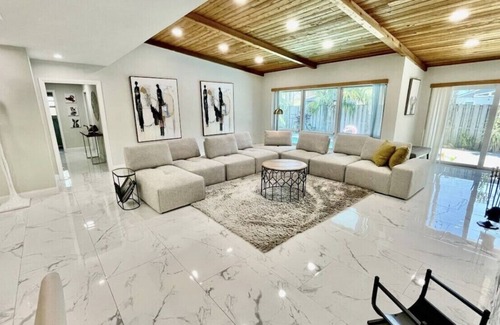 Fort Lauderdale House | Blue Oasis. Centrally located home with heated pool in Dania Beach