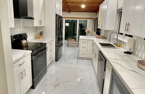Fort Lauderdale House | Blue Oasis. Centrally located home with heated pool in Dania Beach