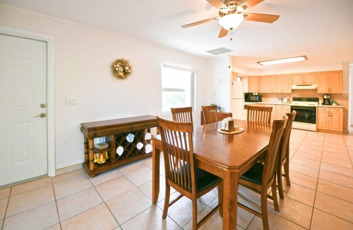 North Captiva House | Blue Pearl-close to beach, screened porch, club, courtesy golf cart for 4.