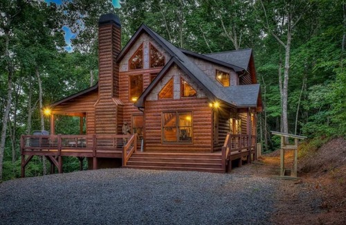 Ridgeline Vistas Cabin | Blue Ridge, Hot Tub, Mountain View, Pool Table, Arcade, Outdoor Fireplace